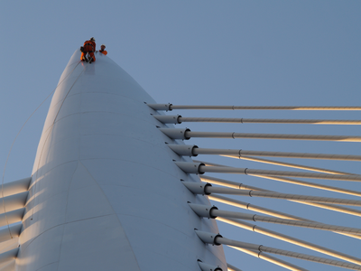 818231 Afbeelding van enkele werklui bovenop de kop van de pyloon van de Prins Clausbrug over het Amsterdam-Rijnkanaal ...